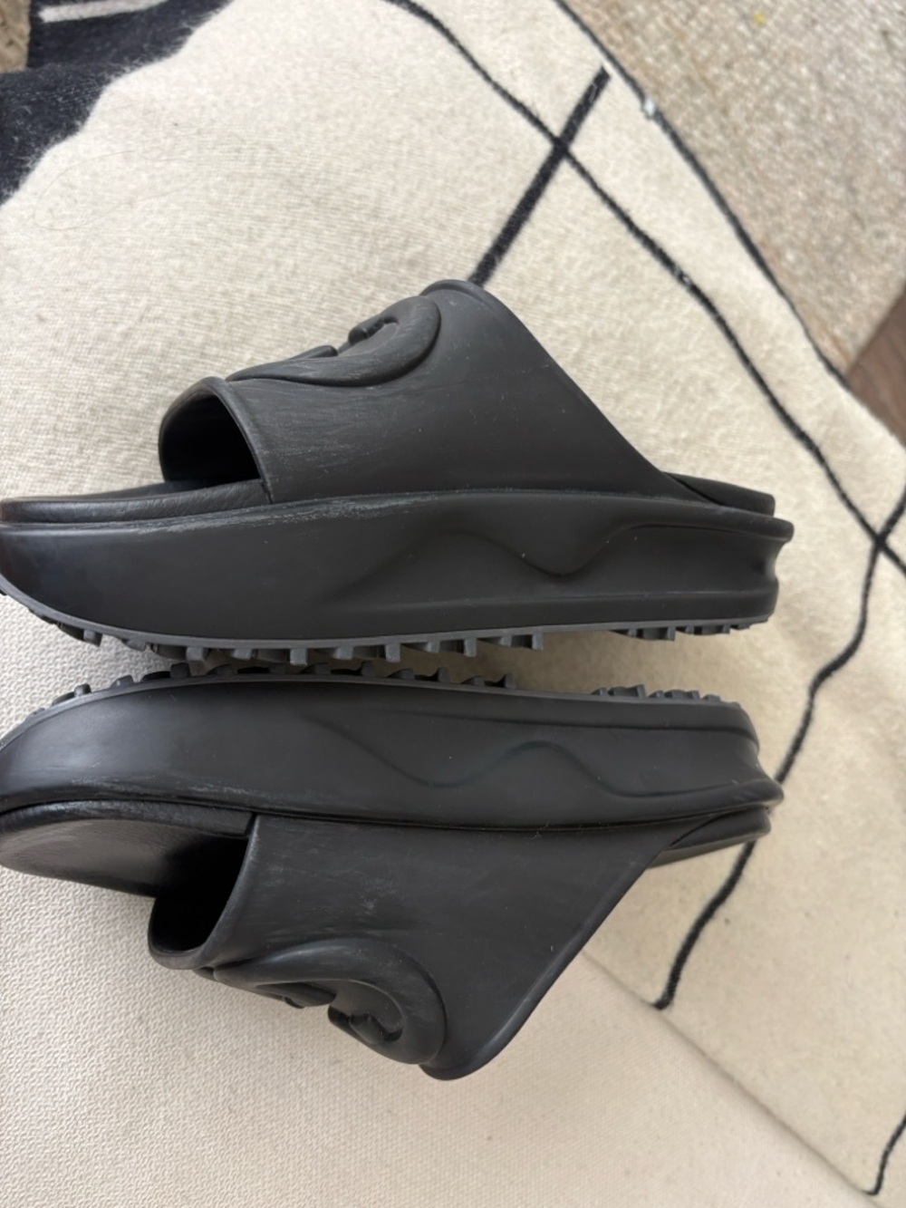 Gucci Matte Black Embossed Logo Slide Sandals - Picture 3 of 4